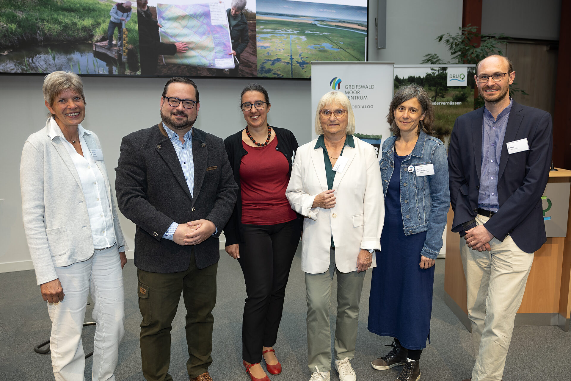 Auf der Konferenz „Moorklimaschutz beschleunigen“ diskutierten (v.l.) Susanne Belting, Fachliche Leiterin DBU Naturerbe, Alexander Bonde, Generalsekretär der Deutschen Bundestiftung Umwelt (DBU), Anka Dobslaw, Staatssekretärin im Niedersächsischen Ministerium für Umwelt, Energie und Klimaschutz, Dr. Bettina Hoffmann, Staatssekretärin im Bundesministerium für Umwelt, Naturschutz, nukleare Sicherheit und Verbraucherschutz (BMUV), Dr. Franziska Tanneberger, Leiterin des Greifswald Moor Centrums (GMC), und Jan Peters, Geschäftsführer Succow Stiftung.