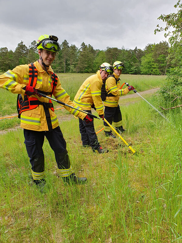 Mit der neuen Ausrüstung können die Feuerwehrleute (v.l.) Lukas Ort, Sven Neder und Michael Schmitt zukünftig effektiv an der Einsatzstelle arbeiten.