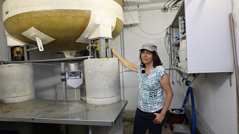 UWP 2025: Prof. Dr. Sonia I. Seneviratne unter der Erde am Lysimeter.