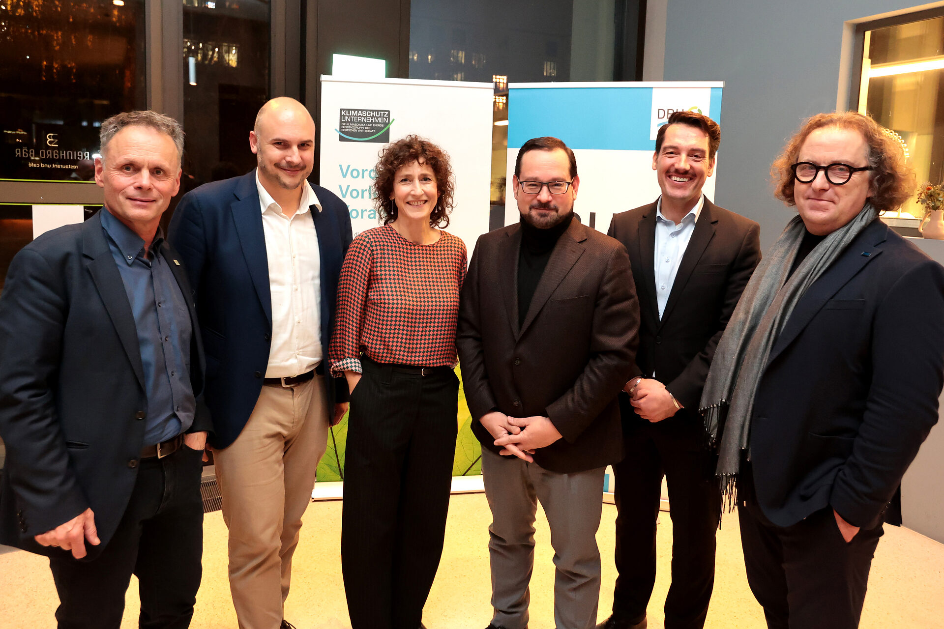 Im Austausch: Ulf Jacob, DBU, Philipp Andree, Geschäftsführer Klimaschutzunternehmen e. V., Dr. Susanne Kadner, Circular Republic und UnternehmerTUM, DBU-Generalsekretär Alexander Bonde, Hugo Trappmann, LIMBURGER – The Packaging Group, und Lars Baumgürtel, ZINQ GmbH & Co. KG