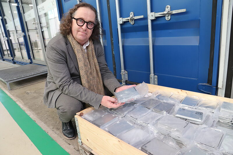 Lars Baumgürtel zeigt Stückverzinkungsbleche