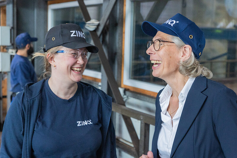 UWP 2025: Werksleiterin Julia Cwiekala (li) und Dr. Birgitt Bendieck
