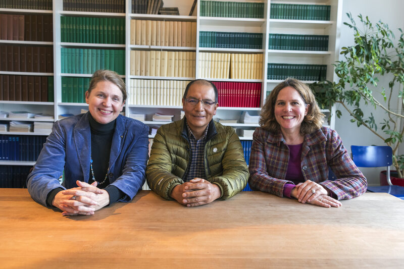Betroffenen des Klimawandels eine Stimme geben: Umweltjuristin Dr. Roda Verheyen (Mitte, hier in ihrer Kanzlei mit dem peruanischen Landwirt Saúl Luciano Lliuya und ihrer Kollegin Clara Goldmann) setzt sich dafür ein, dass das Recht aktuelle Umwelt- und Klimafragen abbildet. 2026 erhielt sie unter anderem dafür den Deutschen Umweltpreis der Deutschen Bundesstiftung Umwelt (DBU). Verheyen teilt sich die Auszeichnung in Höhe von 500.000 Euro mit Membranfilter-Ingenieur Dr. Klaus Vossenkaul.