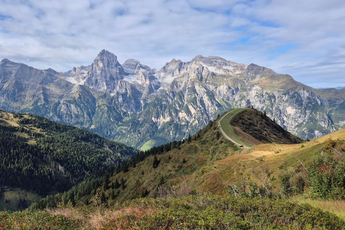Outdooraktivitäten boomen: Viele Menschen zieht es zum Wandern und Radfahren ins Freie. Um Touren besser planen zu können, integriert die Plattform „Digitize the Planet“ aktuelle Wegeinformationen für Schutzgebiete. Dort können Wanderapps sie dann aufgreifen.