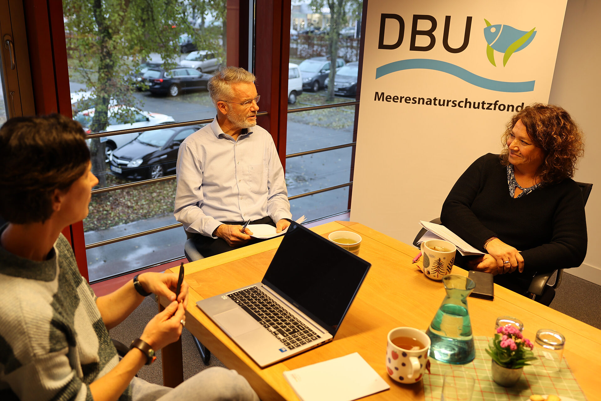 Interview mit Dr. Stefanie Moorthi vom Referat Meeresnaturschutz (rechts im Bild) und Dr. Klaus Michels vom Referat Offshore-Windenergie und Meerestechnik (Mitte)