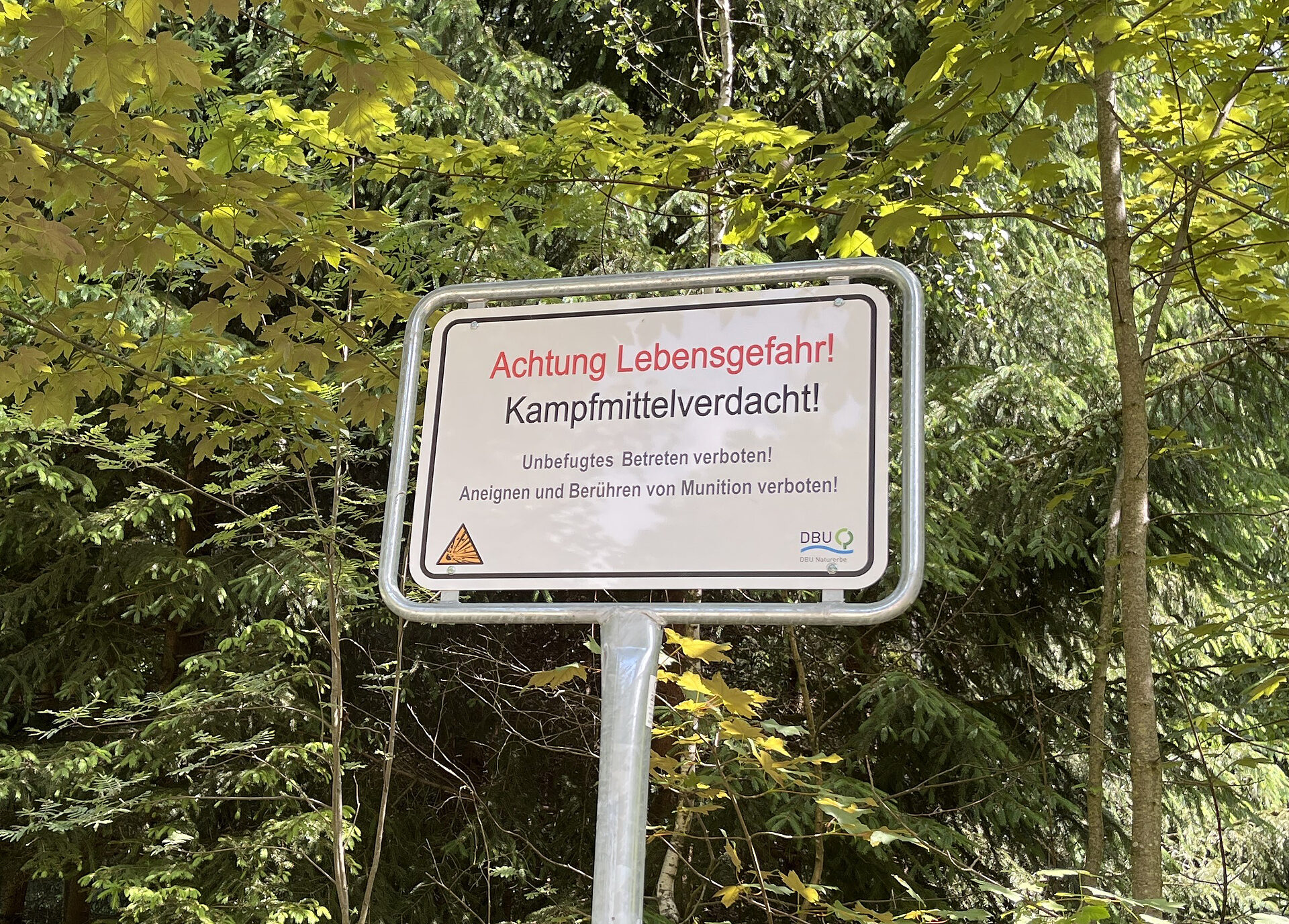 Hinweis auf Gefahren: Schild informiert Gäste 