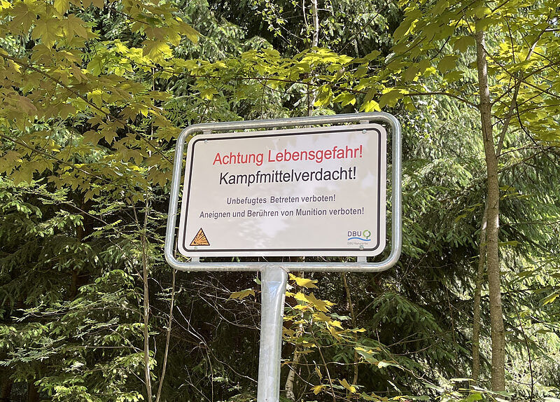 Hinweis auf Gefahren: Schild informiert Gäste