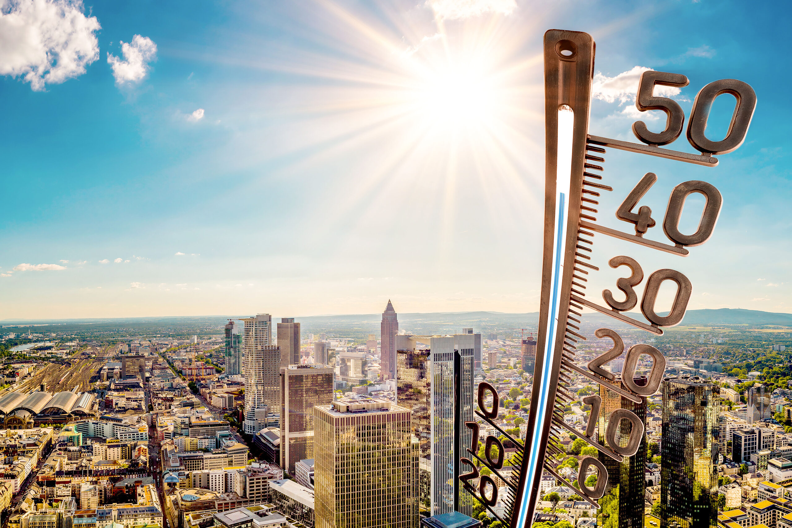Panorama Frankfurt a.M. von oben an einem heißen Sommertag, inklusive großem Thermometer