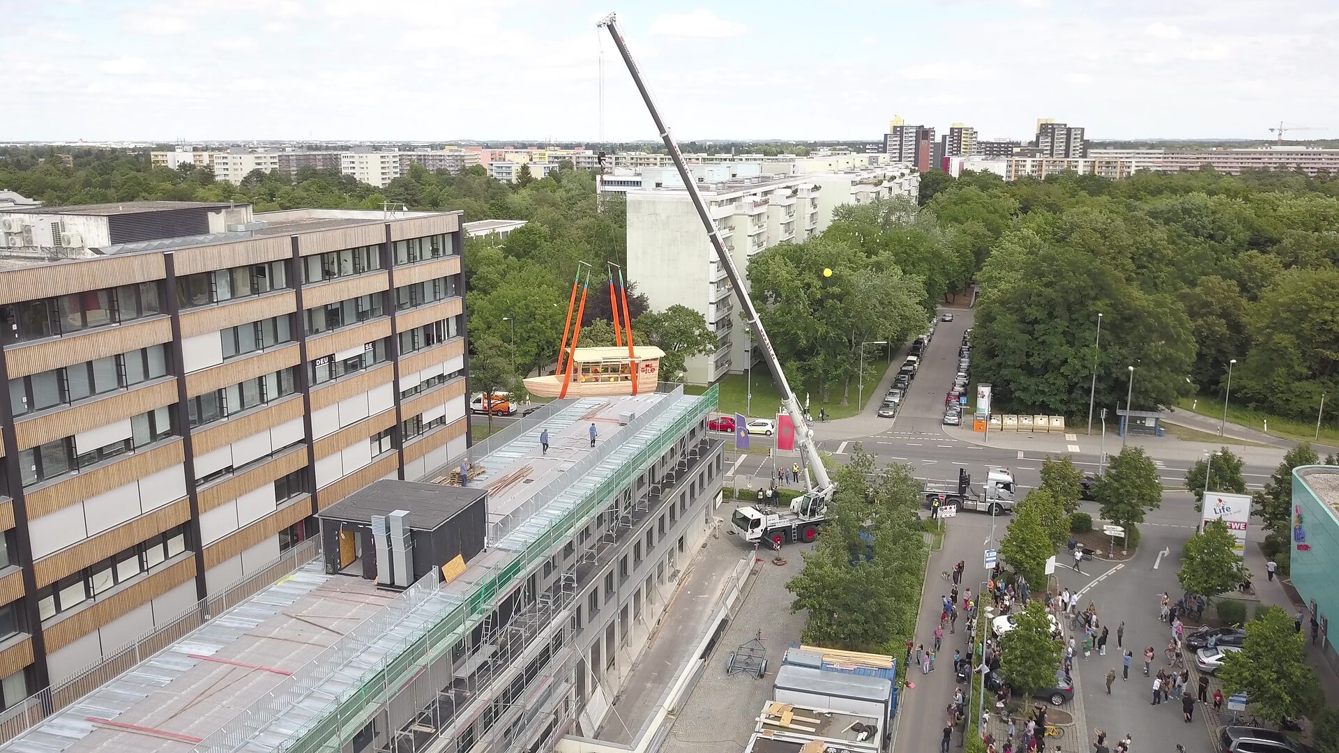 Das Holzboot bei der Installation_©Thomas Patrick  (2)_AZ 37962