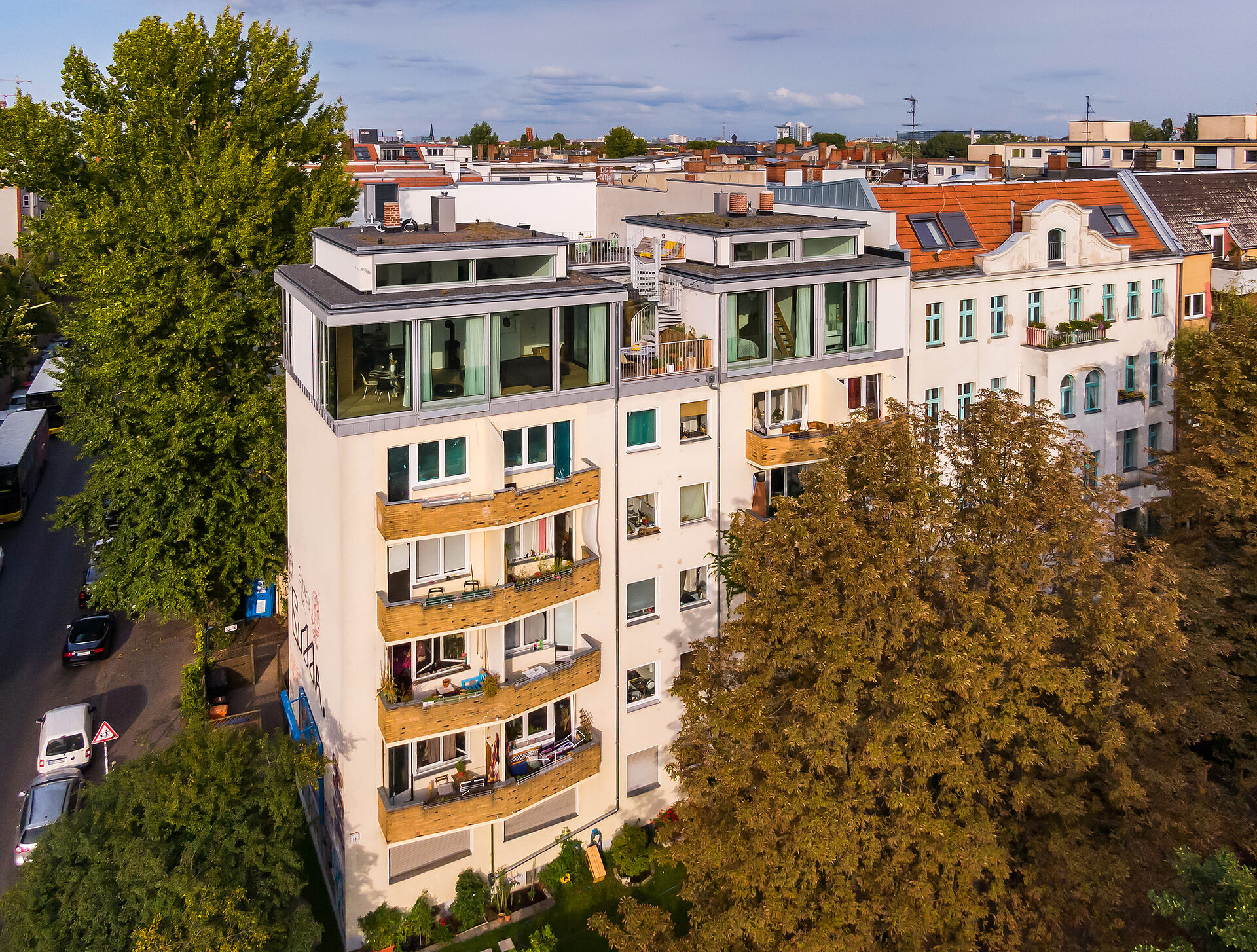 Der Gegenentwurf zur weiteren Flächenversiegelung im urbanen Raum in Berlin: Mit der Aufstockung eines Gebäudes aus den 50er-Jahren wurde eine ungenutzte Dachfläche zum Wohnraum. (Foto: Baufritz)