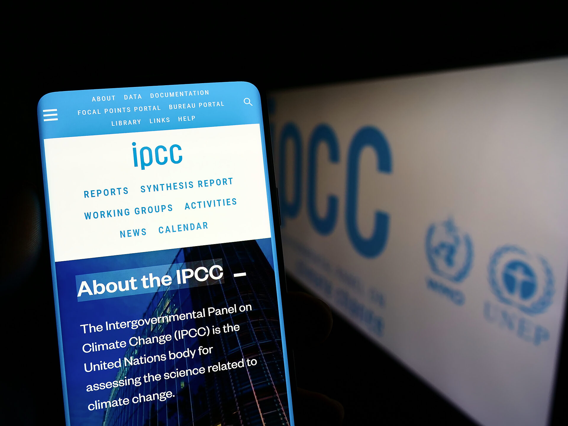Der Intergovernmental Panel on Climate Change (IPCC) - oft als „Weltklimarat“ bezeichnet - ist eine Institution der Vereinten Nationen. In seinem Auftrag tragen Fachleute weltweit regelmäßig den aktuellen Kenntnisstand zum Klimawandel zusammen und bewerten ihn aus wissenschaftlicher Sicht, darunter auch Friederike Otto.