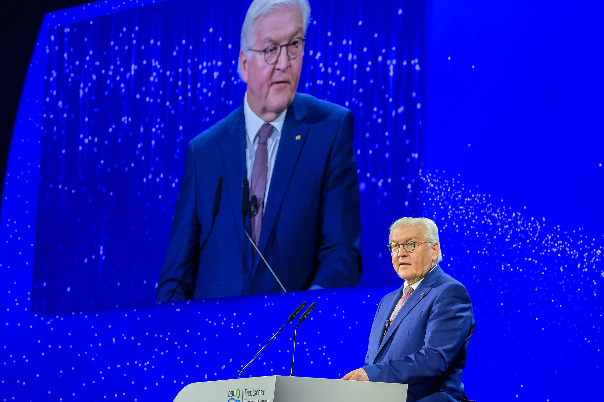 Der Bundespräsident überreicht den Deutschen Umweltpreis der DBU – hier Dr. Frank-Walter Steinmeier im Jahr 2022.