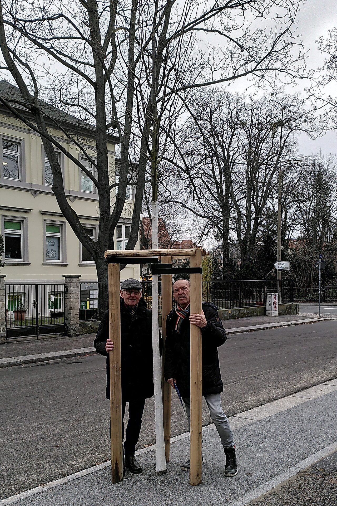 Detlef-Thiel-und-Friedrich-Mewis-an-einem-der-neuen-Baeume-auf-der-Barlachstr._Foto-Jana-Kaden