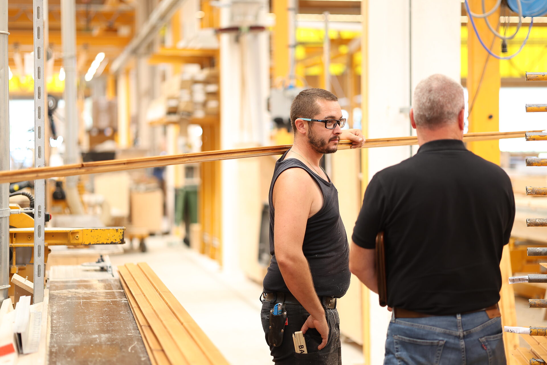 Mitarbeiter im Gespräch bei Baufritz, in Erkheim