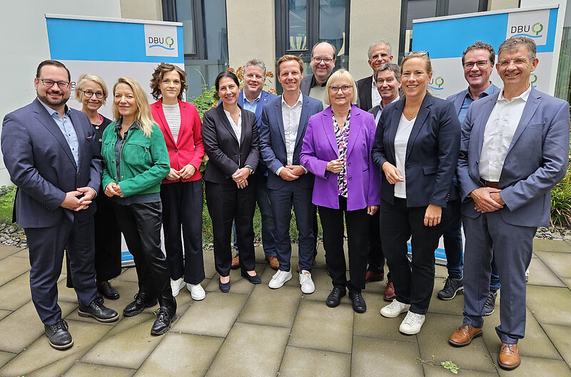Das Kuratorium der Deutschen Bundesstiftung Umwelt (DBU) ist turnusgemäß von der Bundesregierung mit neuen Mitgliedern besetzt worden. Er freue sich auf die Zusammenarbeit, so DBU-Generalsekretär Alexander Bonde (links). Dem DBU-Kuratorium gehören Expertinnen und Experten aus Politik, Wirtschaft und Wissenschaft an, die Berufungsperiode läuft bis Juni 2029. Alter und neuer Vorsitzender ist Prof. Dr. Kai Niebert (Bildmitte, vorne). Auf dem Foto fehlen Dr. Sabine Mauderer, Steffen Bilger und Judith Pirscher.